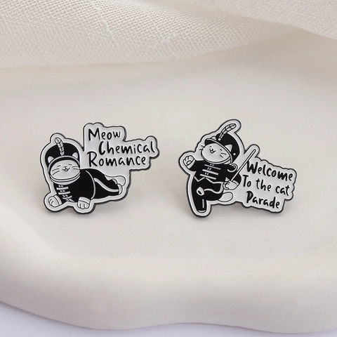 Cartoon Katze Parade Zinklegierung Emaille Pin Abzeichen Schwarz Weiß Spielmannszug Uniform Thema Katze Brosche Für Kleidung Taschen Dekor