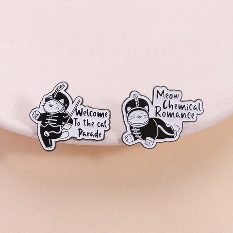 Cartoon Katze Parade Zinklegierung Emaille Pin Abzeichen Schwarz Weiß Spielmannszug Uniform Thema Katze Brosche Für Kleidung Taschen Dekor