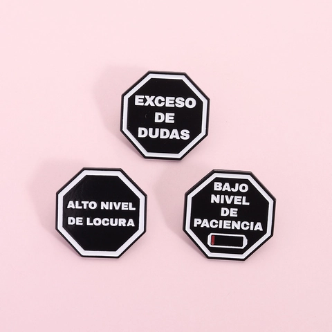 Broche de Esmalte de Aleación de Zinc Octogonal Con Frases Divertidas en Español Para Bajo Nivel De Paciencia Joyería