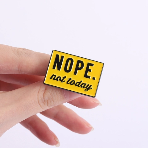 Divertente Spilla a Forma di Targa Gialla NOPE Not Today Slogan in Lega di Zinco Smaltata Distintivo per Vestiti Borse Unisex
