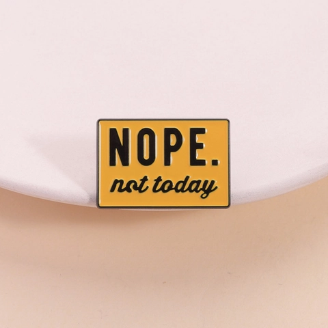Nope Not Today Lustiges Slogan Emaille Pin Zinklegierung Gelb Rechteckige Brosche Für Kleidung Rucksack Unisex Schmuck