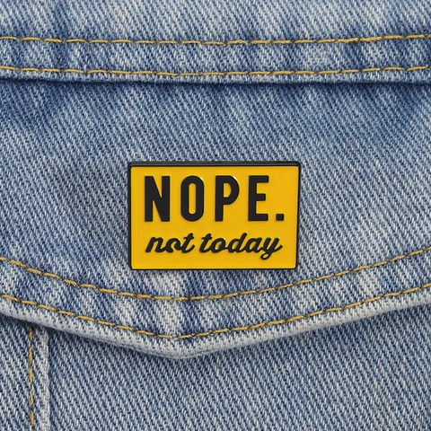 Spilla Smaltata Creativa Nope Not Today in Lega di Zinco Gialla Rettangolare Distintivo a Cartone Animato Accessorio Moda per Vestiti Borsa