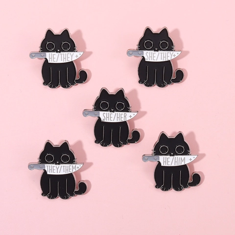 Spilla in Smalto Gatto Nero Con Coltello Distintivo Pronome Lega Gioielli Identità Genere per Zaino Vestiti Giacca Regalo