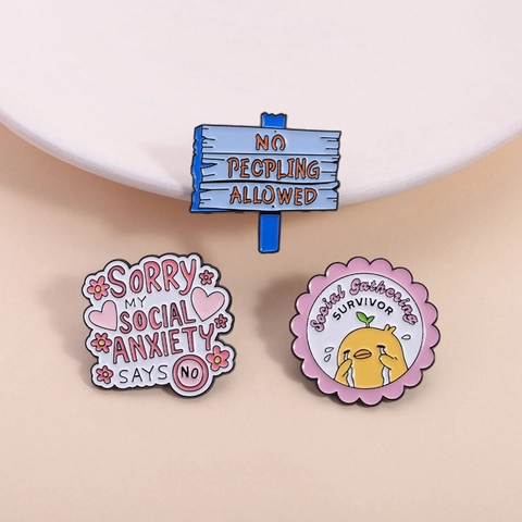Divertente Spilla in Smalto Con Slogan Ansia Sociale Spilla in Lega di Zinco Con Pulcino Piangente Per Giacca di Jeans Borsa Zaino Unisex