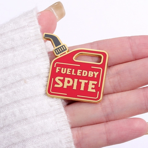 Creativa Spilla in Smalto a Forma di Tanica di Benzina Rossa Fueled By Spite Slogan Spilla Lega Divertente Badge Unisex