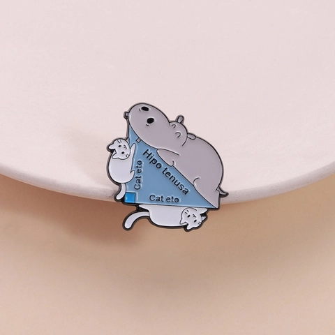 Süße Nilpferd Katze Mathematische Wortwitz Emaille Pin Zinklegierung Tier Brosche Lustige Geometrie Abzeichen Kreatives Kleidung Zubehör