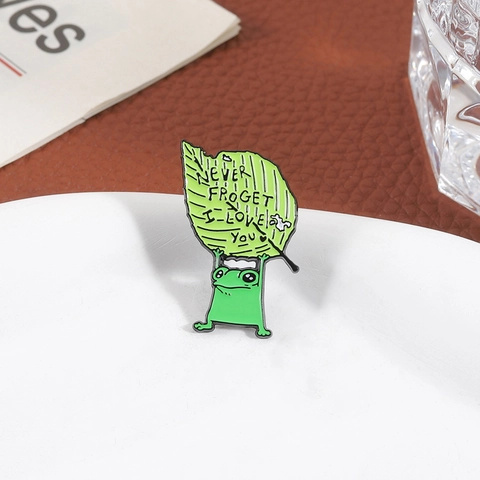 Divertido Broche de Esmalte Rana de Dibujos Animados Con Hoja Never Froget I Love You Eslogan Broche de Aleación Regalo