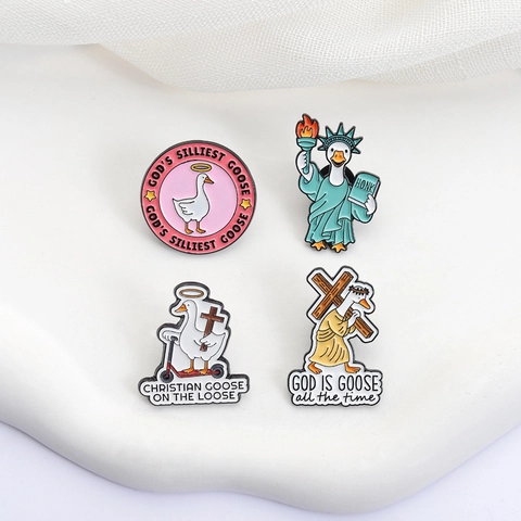 Set di Spille in Smalto a Forma di Oca Bianca Divertente God's Silliest Goose Christian Statua in Lega Distintivo per Zaino Abbigliamento Regalo