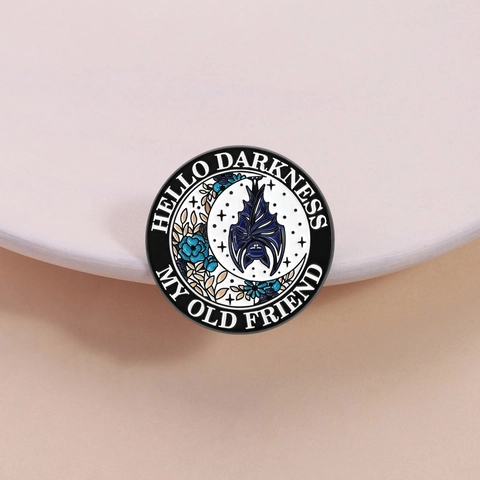 Spilla Goth Rotonda Pipistrello Smaltata Hello Darkness My Old Friend Badge in Metallo per Vestiti Borse Regalo Halloween Gioielli
