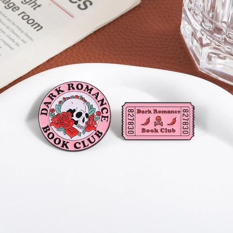 Pins de Esmalte Rosa Dark Romance Book Club Calavera Rosa Flor de Rosa Insignia Redonda Broche en Forma de Boleto Gótico