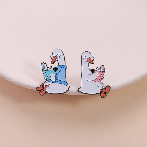 Mignonne Broche en Émail d'Oie Lecture Alliage de Zinc Badge Animal Canard Dessin Animé Épingle pour Vêtements Sac Décoration Style Académie