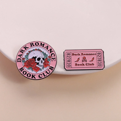 Pins de Esmalte Rosa Dark Romance Book Club Calavera Rosa Flor de Rosa Insignia Redonda Broche en Forma de Boleto Gótico