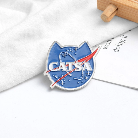 CATSA NASA Parodie Katzenohr Emaille Pin Legierung Blau Weltraum Thema Reversnadel Abzeichen Für Jeansjacke Rucksack Unisex Brosche