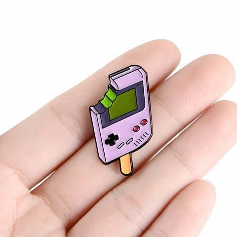 Spilla Smaltata Creativa a Forma di Console di Gioco Portatile Viola e Ghiacciolo in Lega Cartone Animato Distintivo Stile Retrò Per Zaino Giacca