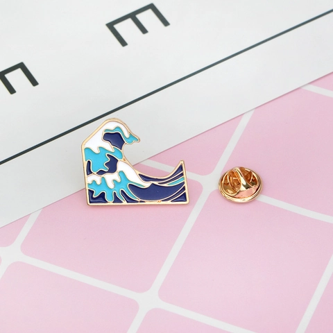 Spilla Artistica in Lega Onda Iceberg Grande Onda di Hokusai Distintivo in Smalto Spilla da Bavero Placcata Oro per Zaino Abiti Gioielli Unisex