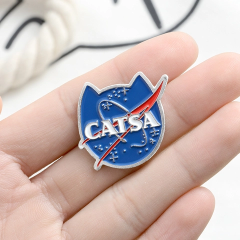CATSA NASA Parodie Katzenohr Emaille Pin Legierung Blau Weltraum Thema Reversnadel Abzeichen Für Jeansjacke Rucksack Unisex Brosche