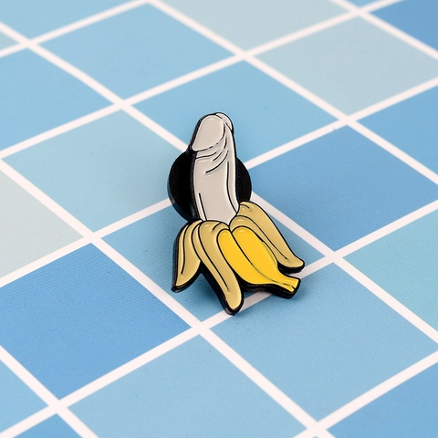 Divertente Spilla in Smalto a Forma di Banana Sbucciata Scherzo Creativo Spilla in Lega Distintivo per Abbigliamento Zaino Cappello