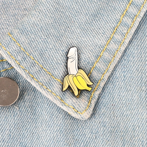 Spilla Creativa in Smalto a Forma di Banana Fruit Lapel Brooch Phallic Shape Alloy Badge per Zaino Vestiti Gioielli Divertenti Regalo
