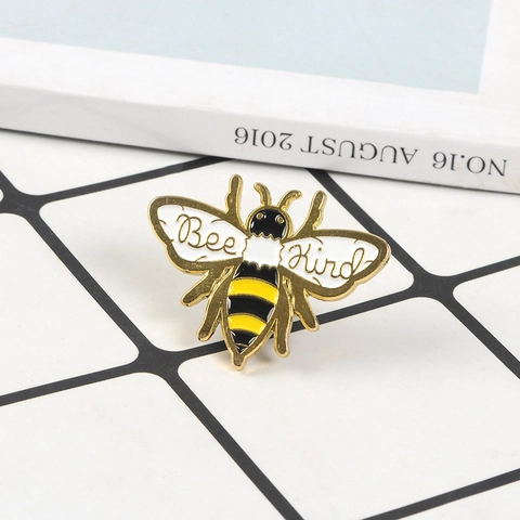 Bee Kind Emaille Pin Süße Honigbiene Brosche Save The Bees Cartoon Insekten Abzeichen Legierung Lackiertes Accessoire Geschenk