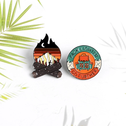 Lot de Broches Émaillées Aventure Camping Sac à Dos Feu de Joie Montagne Enneigée en Alliage pour Sac à Dos Vêtements Unisexe
