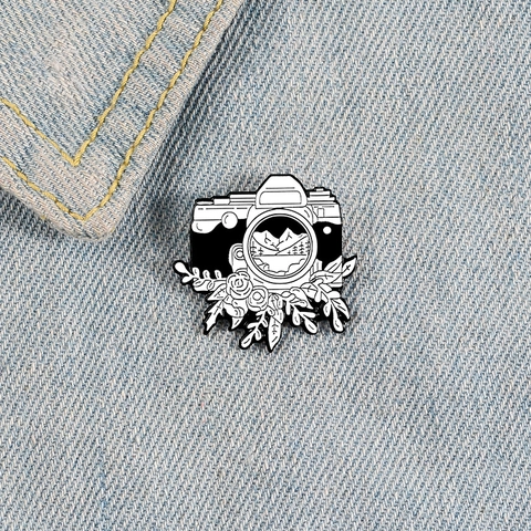 Spilla in Smalto per Fotocamera Retrò Creativa Distintivo Verniciato in Lega Paesaggio Montano Arredamento Floreale per Camicia Zaino Gioielli