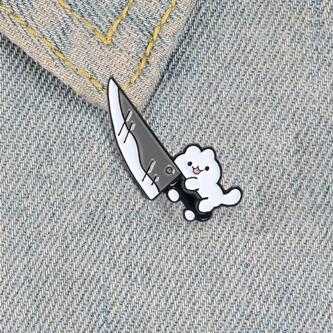 Grappige Cartoon Witte Kat Met Keukenmes Emaille Broche Pin Humoristisch Dier Legering Badge Voor Kleding Decoratie Sieraden Accessoire