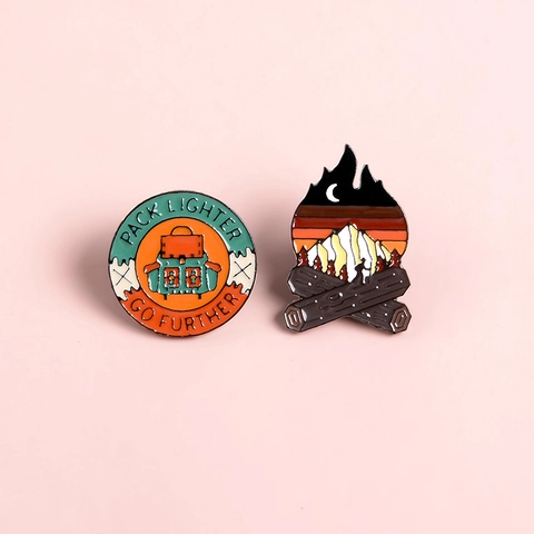 Ensemble d'Épingles en Émail Aventure Camping Plein Air Feu de Joie Montagne Sac à Dos Broche en Alliage Insigne pour Amateurs