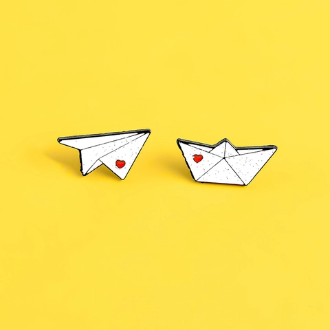 Spilla in Smalto a Forma di Aeroplanino E Barchetta di Carta in Lega Glitter Origami Cuore Distintivo per Zaino Vestiti