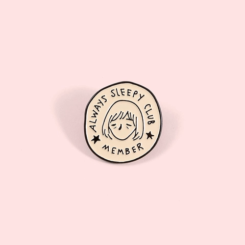 Spilla in Smalto Always Sleepy Club Member In Lega Distintivo Tondo per Vestiti Zaino Gioielli Decorazione Regalo Creativo Cartone
