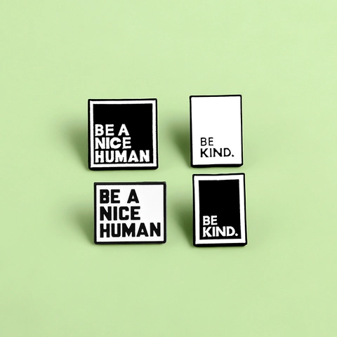 Spilla Pin in Smalto Verniciato in Lega BE A NICE HUMAN BE KIND Distintivo con Citazione Scritta Minimalista Nero Bianco Per Decorazione Vestiti Regalo Creativo Gioielli Unisex