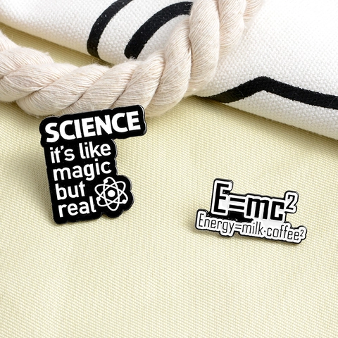 Spilla in Smalto Science Magic Real Formula Fisica Caffè Energia Spilla Creativa in Lega Distintivo per Studenti Insegnanti Regalo Gioielli