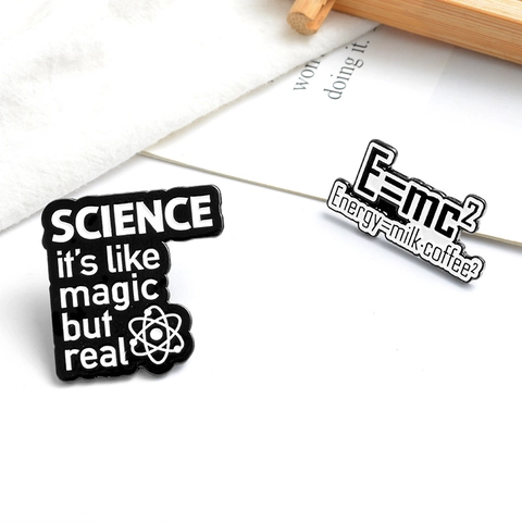 Spilla in Smalto Science Magic Real Formula Fisica Caffè Energia Spilla Creativa in Lega Distintivo per Studenti Insegnanti Regalo Gioielli