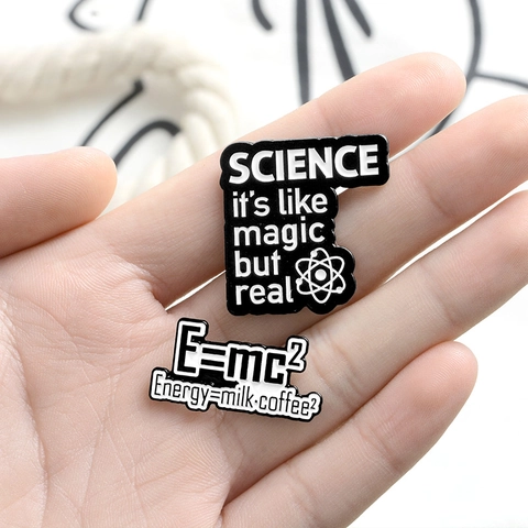 Creatieve Wetenschap Natuurkunde Vergelijking Emaille Pins Legering Druppelolie Badge E=mc2 Energie Formule Educatieve Reversspeld