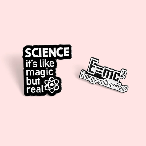 Spilla Creativa in Smalto Scientifico Divertente Formula Fisica Emc2 Magica Spilla per Zaino Abbigliamento Giacca Cappello Studenti Insegnanti Gioielli Regalo