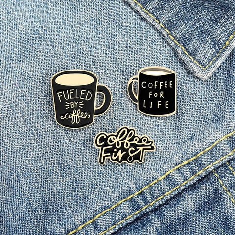 Creativa Spilla in Smalto a Forma di Tazza di Caffè Coffee For Life Lettera Pin Distintivo in Lega Cartone Animato Gioielli per Zaino