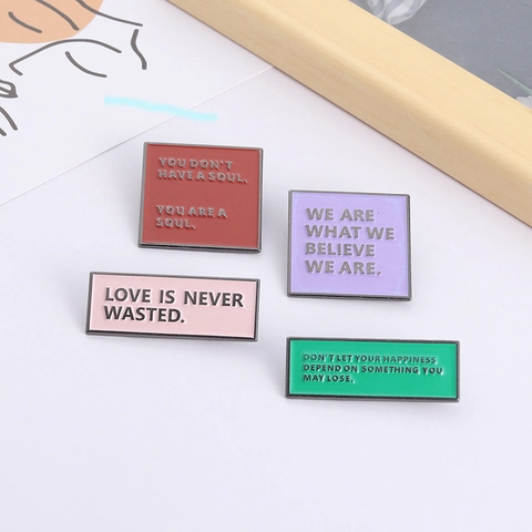 Spilla in Smalto Con Slogan Inglese Ispiratore Spilla in Lega Personalizzata Per Zaino Abbigliamento Accessorio Regali