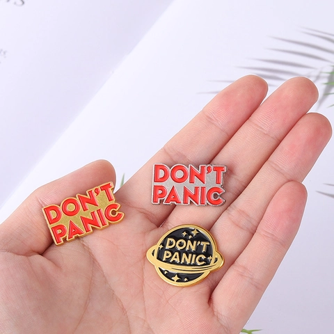 Planet Rechteckig Legierung Emaille Brosche Pin Dont Panic Buchstaben Druck Mode Schmuck Kleidung Accessoires Für Unisex