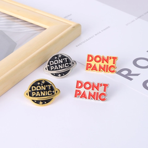 Mode Legierung Emaille Brosche Pin Don't Panic Schriftzug Abzeichen Planet Stern Form Reversnadel Für Kleidung Rucksack