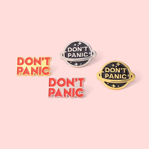 Spilla in Lega Smaltata alla Moda con Scritta Don't Panic Slogan Inglese Planet Star Pattern Creativo Distintivo Accessorio Zaino Unisex