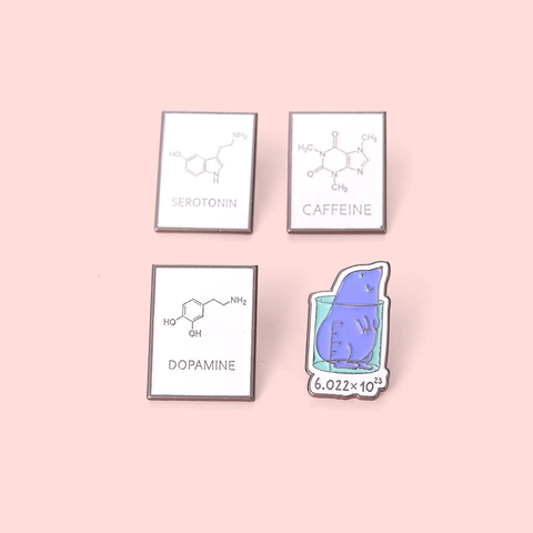 Wetenschap Chemie Formule Emaille Pin Dopamine Cafeïne Serotonine Molecuul Legering Broche Cadeau Voor Student Leraar School Badge