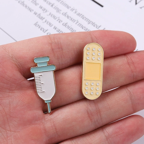 Set di Spille in Smalto Medico Cartoon Siringa in Lega e Spilla a Cerotto Distintivo per Medico Infermiere Vestiti Gioielli Regalo