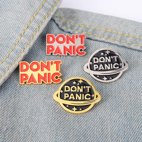 Spilla in Lega Smaltata alla Moda con Scritta Don't Panic Slogan Inglese Planet Star Pattern Creativo Distintivo Accessorio Zaino Unisex