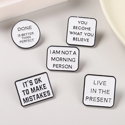 Minimalistische Legierung Emaille Slogan Brosche Pins Schwarz Weiß Geometrisch Inspirierende Zitat Abzeichen Für Kleidung Rucksack Schmuck Geschenk