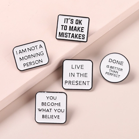 Minimalistische Legierung Emaille Slogan Brosche Pins Schwarz Weiß Geometrisch Inspirierende Zitat Abzeichen Für Kleidung Rucksack Schmuck Geschenk