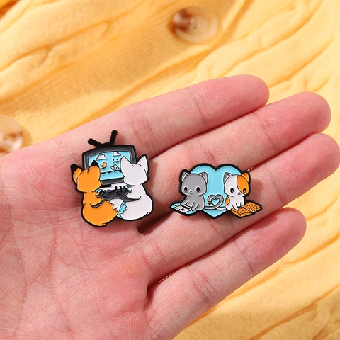 Lindo Broche De Esmalte Con Zorro Viendo Televisión Insignia De Aleación De Consola De Videojuegos Vintage Para Ropa Mochila Regalo Pareja