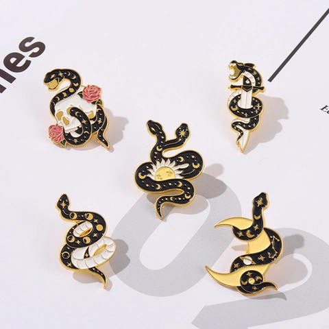 Spilla in Lega a Forma di Serpente Gotico Mistero Teschio Luna Sole Pugnale Spilla Smaltata Punk Dark Aesthetic Gioielli Unisex