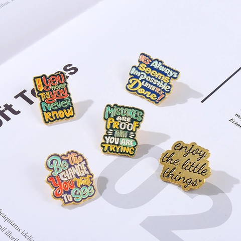 Pin de Esmalte con Frase Inspiradora Broche de Aleación con Letras Insignia Vintage Joyería para Mujeres Hombres Ropa Mochila Sombrero Decoración
