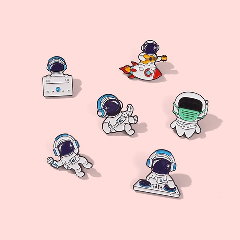 Cartoon Astronaut Emaille Pin Schattige Ruimte Raket Muziek DJ Thema Metalen Badge Broche Voor Rugzak Kleding Accessoires