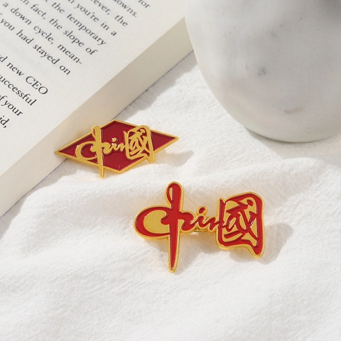 Mode Legierung Emaille Brosche Rot Gold China Zeichen Muster Raute Stil Metall Abzeichen Für Damen Herren Täglich Schmuck