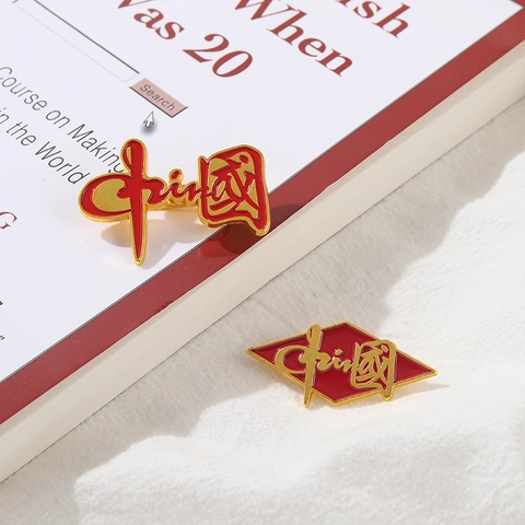 Mode Legierung Emaille Brosche Rot Gold China Zeichen Muster Raute Stil Metall Abzeichen Für Damen Herren Täglich Schmuck